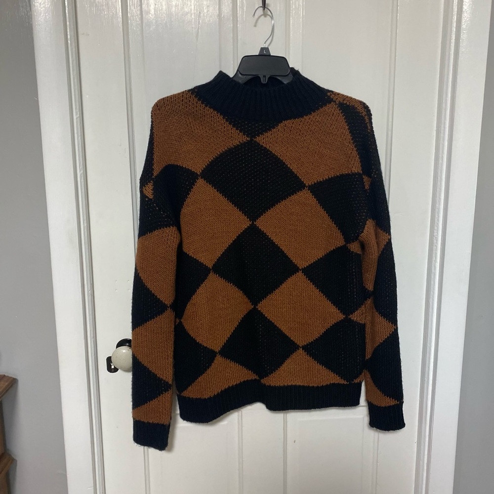 Over sized sweater black and dark orange. Size med